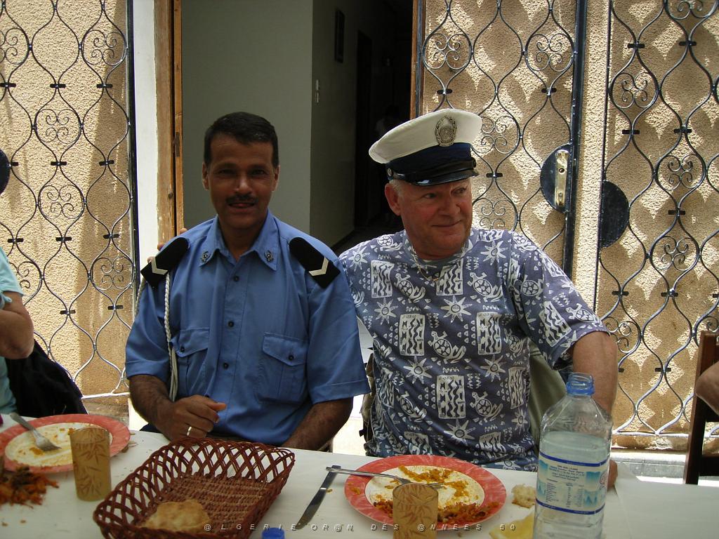 122-ORAN-Juin06-resto Hadj avec Said, entre collegues..jpg - Unicode